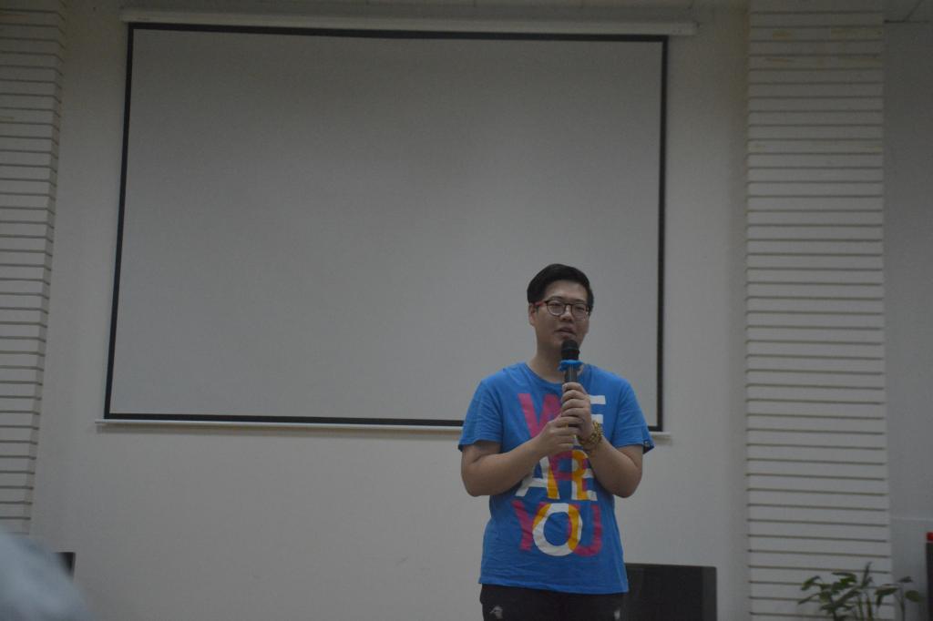 我院学生会主席赵准为大家介绍我院团学会概况