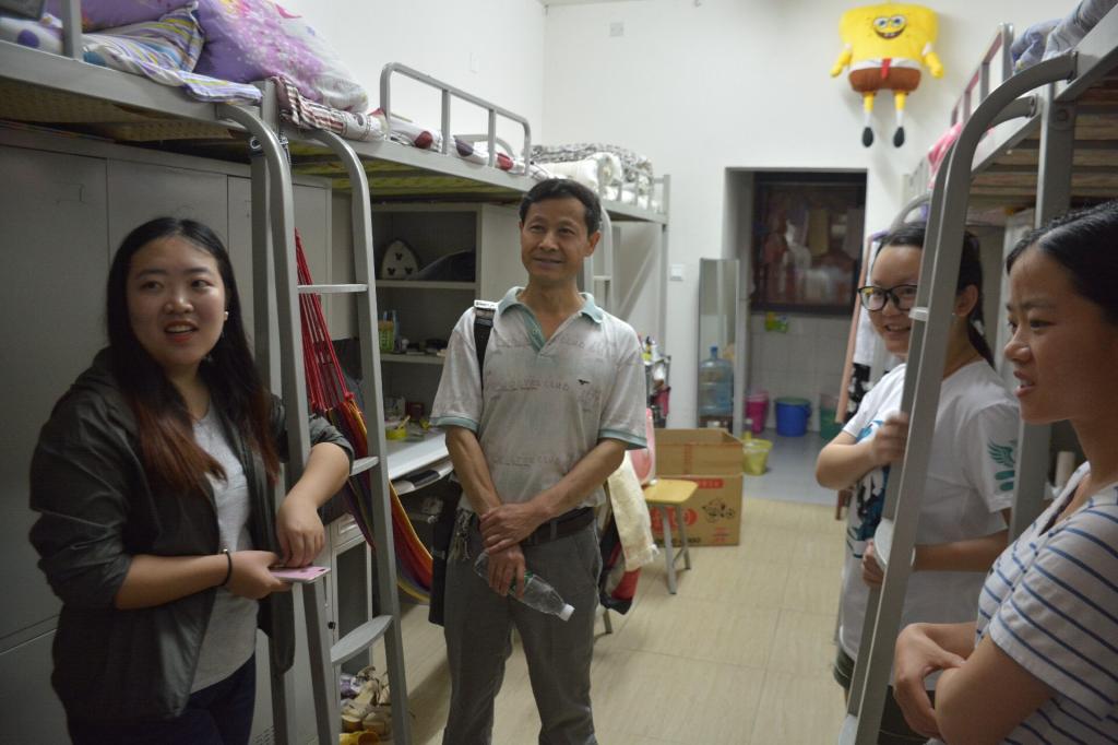 彭金璋院长与毕业生亲切交谈