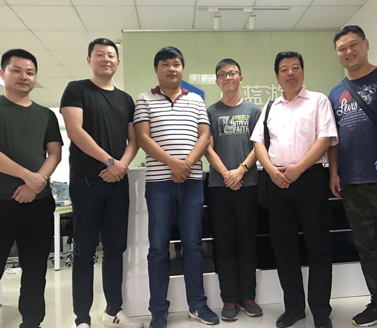图为我院老师与毕业生、用人单位合影