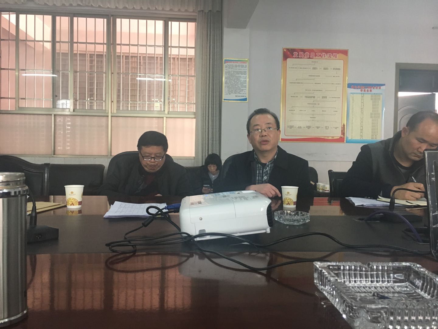 图为 黎奇升副校长对我院工作进行指导点评