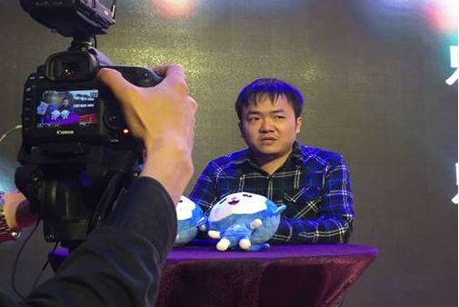 图为钟若愚校友接受中国青年网采访