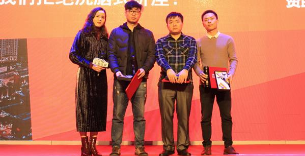 图为钟若愚校友(右二)在上海汇友之家论坛领奖